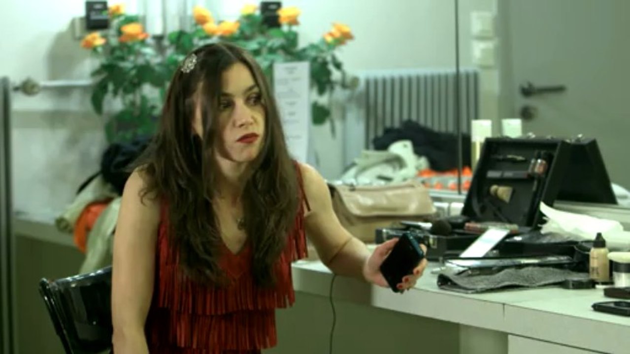 Olivia Ruiz se prend la tête au téléphone avec son mec devant un journaliste