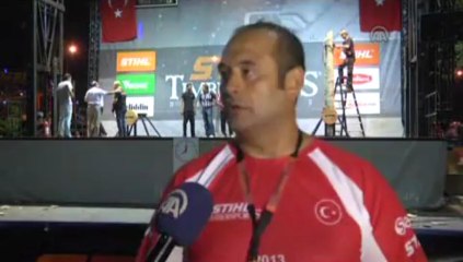 Kütüğü en hızlı kesmek için yarıştılar