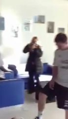 O Μέσι παίζει μπάλα με ένα παιδί σε αναπηρικό καροτσάκι