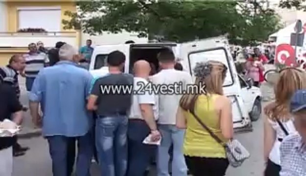 SENDVICI I VODA ZA DEMONSTRANTITE