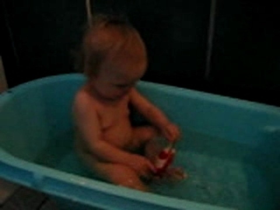 maya joue dans son bain