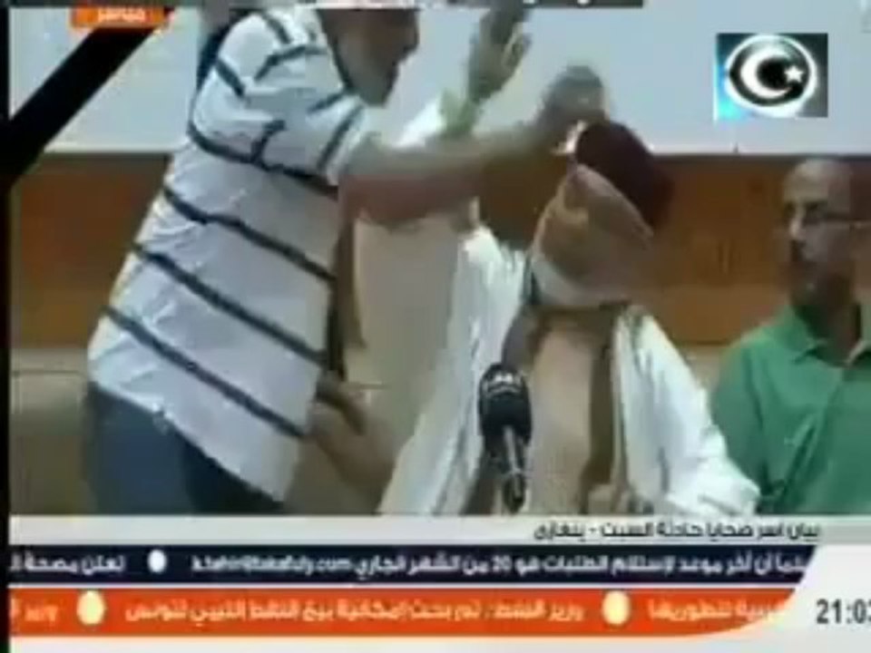 أحد مشايخ حكماء بنغازي يتم طرده من قبل أحد أولياء الشهداء