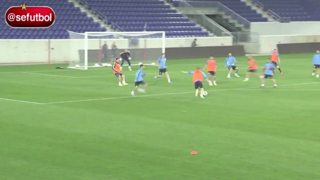 Le but spectaculaire d'Iniesta à l'entraînement de la Roja !