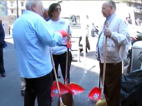 Napoli - Per una Napoli pulita, iniziativa dei residenti di piazza Bovio (10.06.13)