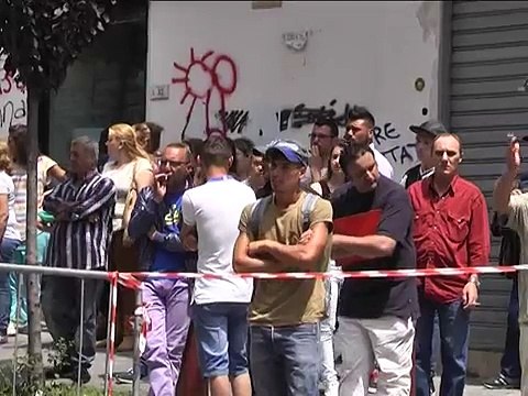 Ercolano (NA) - Si da' fuoco e si lancia dal balcone del Municipio morto fioraio -2- (10.06.13)