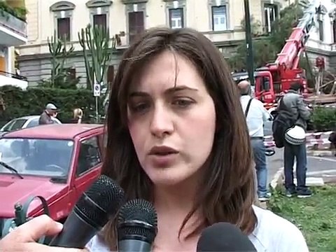 Napoli - Donna morta per la caduta di un albero in via Aniello Falcone -2- (10.06.13)