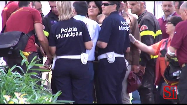 Napoli - Donna morta per la caduta di un albero in via Aniello Falcone -1- (10.06.13)