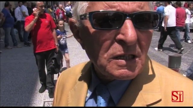 Ercolano (NA) - Si da' fuoco e si lancia dal balcone del Municipio morto fioraio -1- (10.06.13)