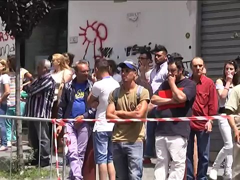 Ercolano (NA) - Si da' fuoco e si lancia dal balcone del Municipio morto fioraio - live - (10.06.13)
