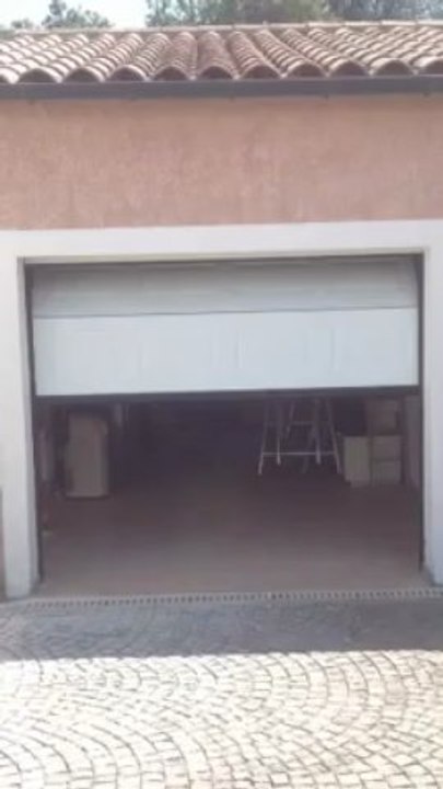 Porte de Garage G60 Normstahl motorisée et posée par APG Accès Portes de Garage.