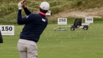 Quand un joueur de golf pro embête un ramasseur de balle