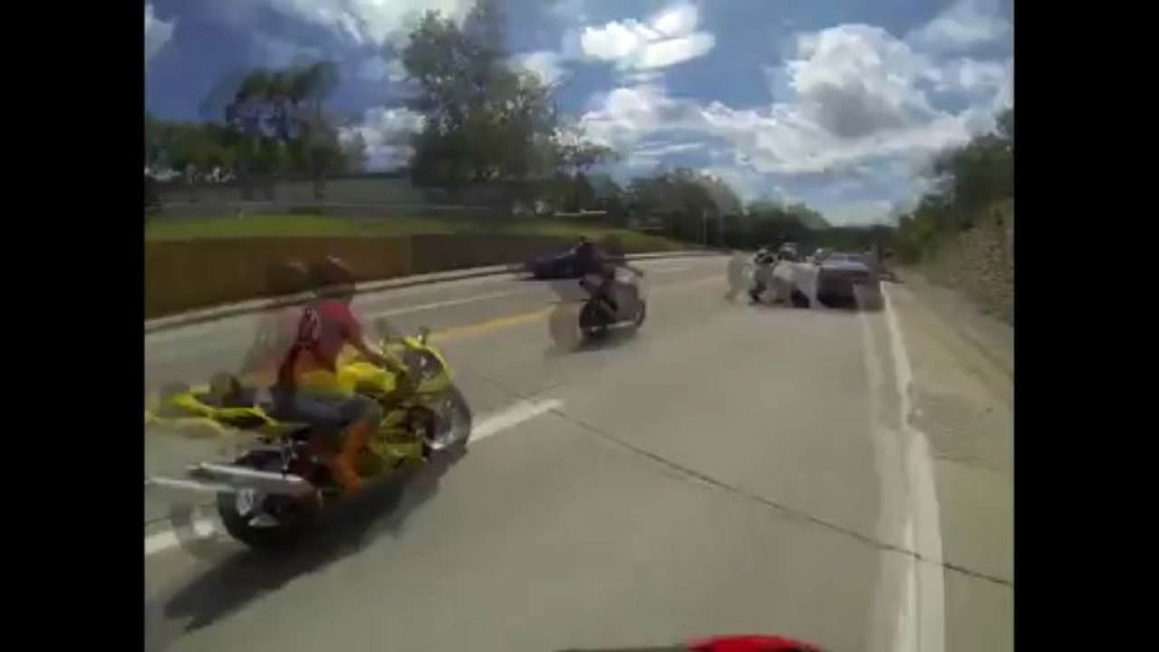 Wheeling en moto sur une voiture de police