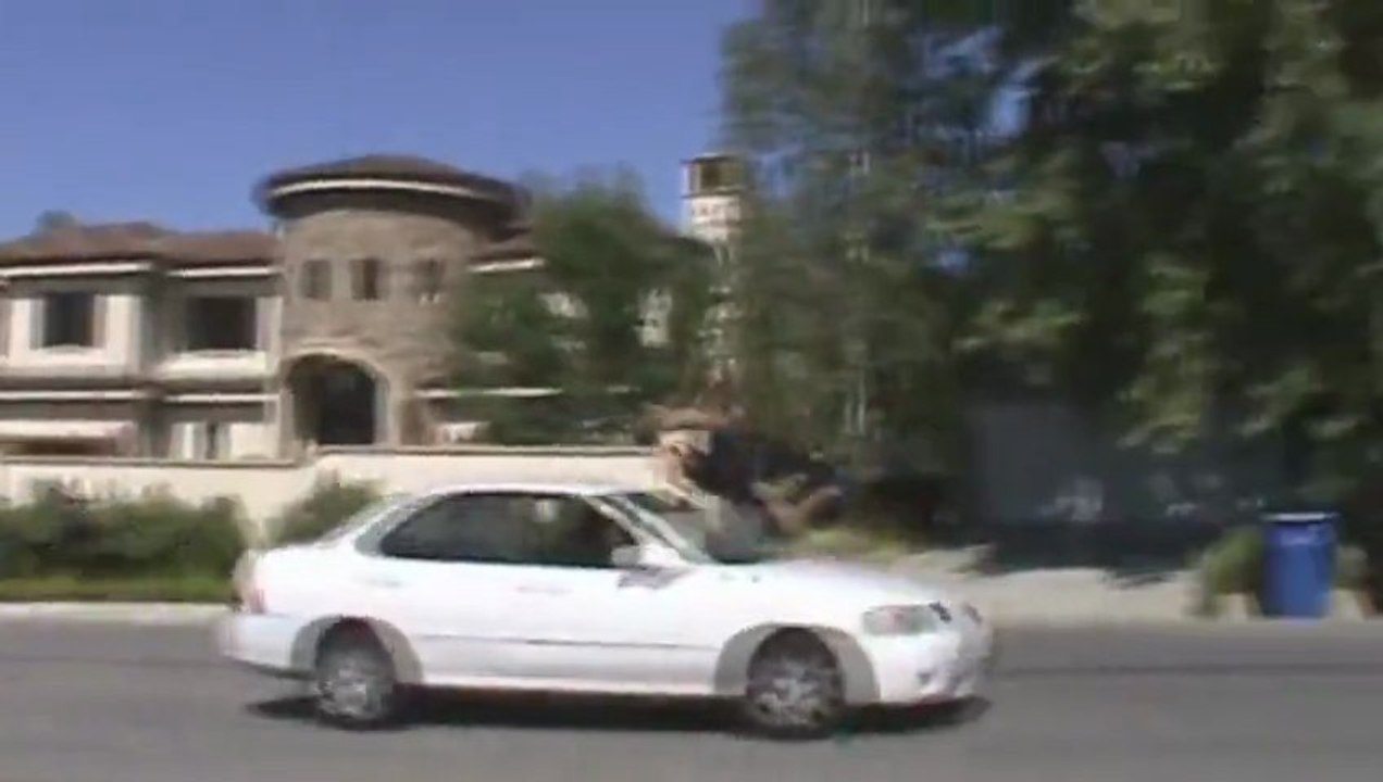 La voiture en pleine face en essayant de sauter par dessus!