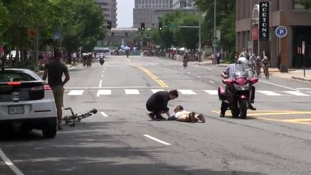 Un cycliste percute ue femme pendant une course! Impressionnant