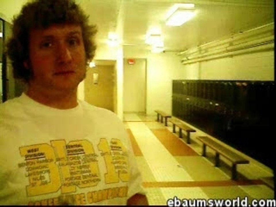 Régis Boit Une Bouteille De Sirop