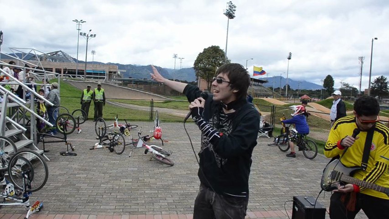 The Crystal Wall en concierto. En la Final Distrital de Bicicross 2013. 1a Temporada.