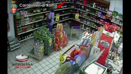 Télécharger la video: Scoperti 40 falsi ciechi a Roma e Provincia. Erano invalidi solo per l’Inps