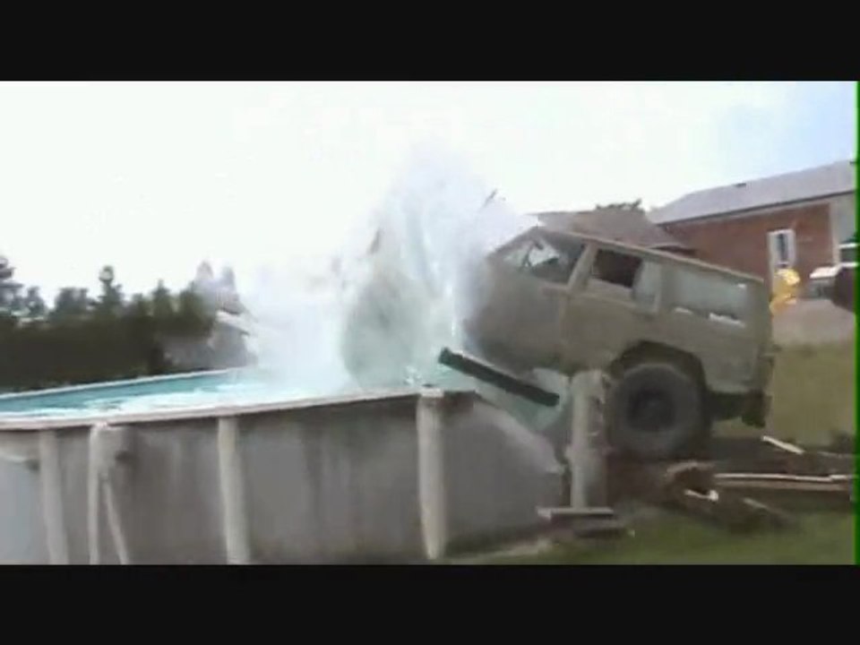 Ils veulent sauter en Jeep par-dessus une piscine... et tombent dans l'eau
