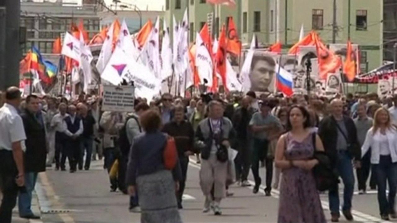 10,000 Russians protest against Putin as he lau...