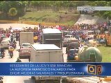 Estudiantes universitarios trancan la autopista Francisco Fajardo a la altura del Distribuidor Altamira