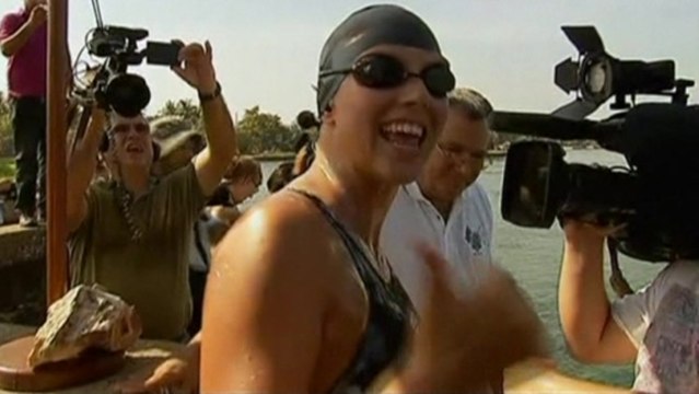 Australian begins Cuba-U.S.swim, braving sharks