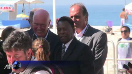 Pelé inaugura relógio com contagem regressiva para Copa
