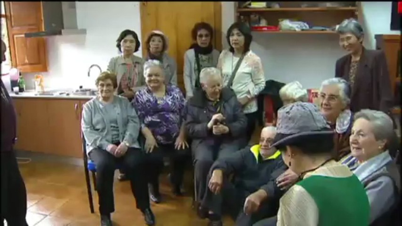 TV3 - Telenotícies - Els turistes japonesos comparteixen experiències amb els avis de la Vall de