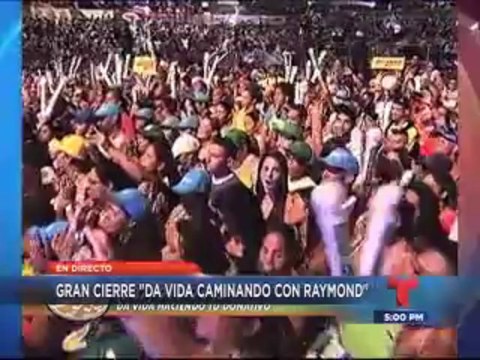 Luis Fonsi y Raymond arrieta despues del concierto