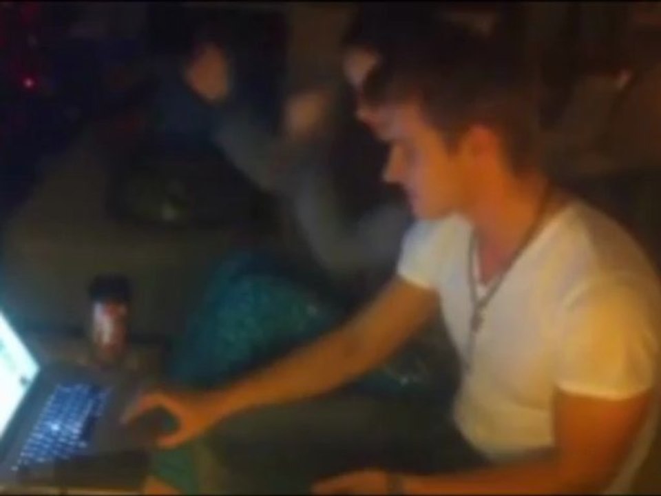 DE KARAOKE CON MI HERMANO