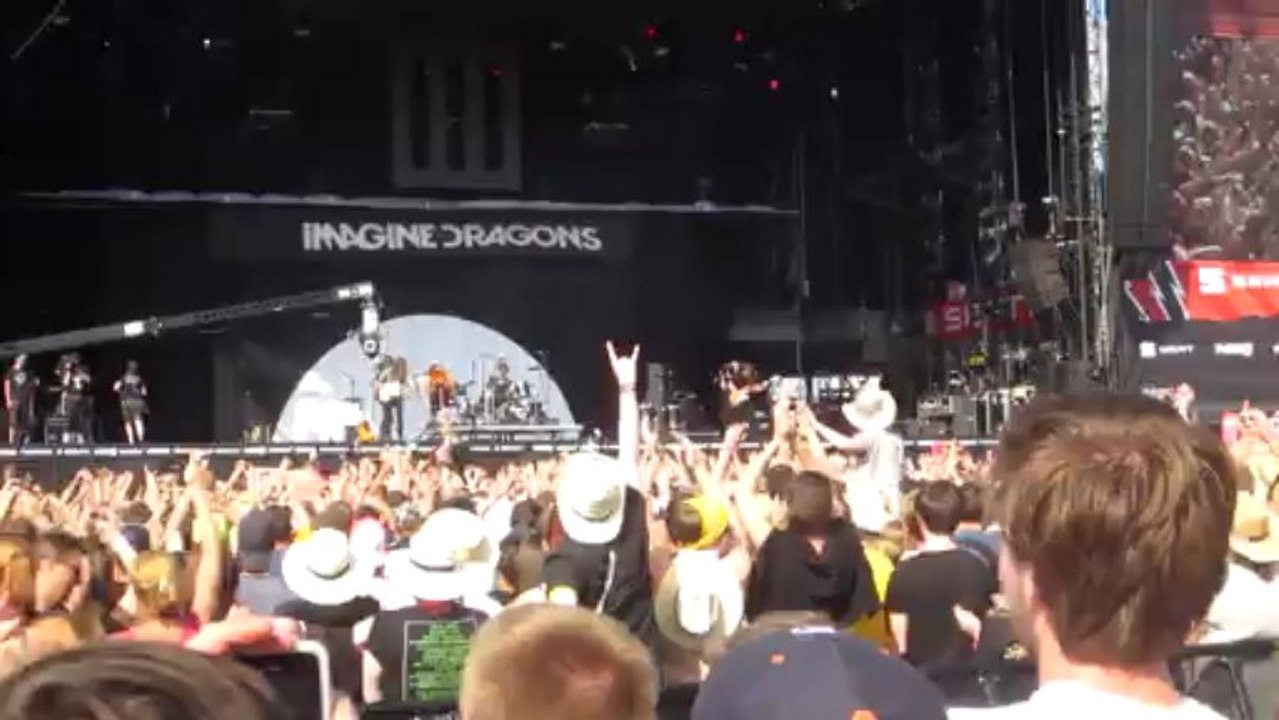 Imagine Dragons - Chanteur Crowdsurfing