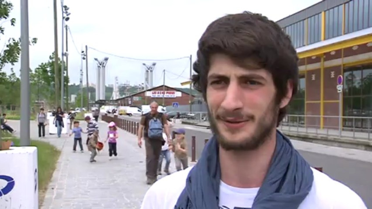 Armada - Un homme saute du Pont Flaubert