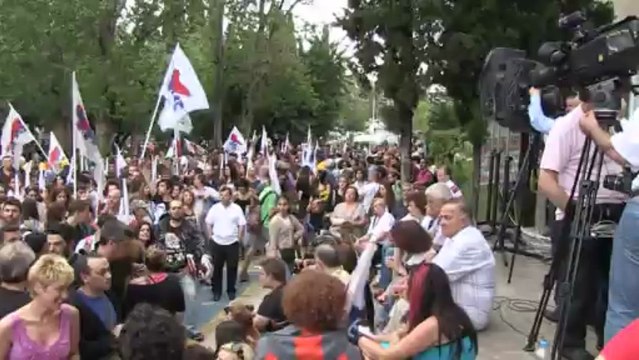 Athènes: manifestation contre la suspension des chaînes de l'ERT