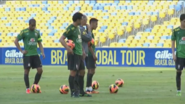Pelè dà il via al conto alla rovescia a Copacabanase