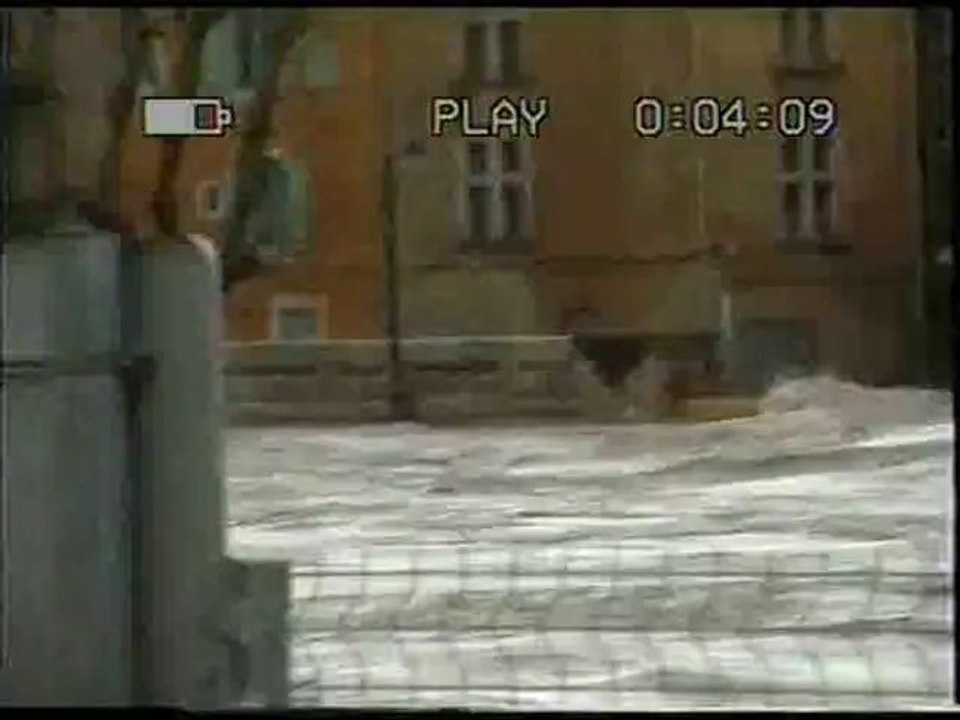 Crue du Rhône à Arles vue de Trinquetaille - Décembre 2003