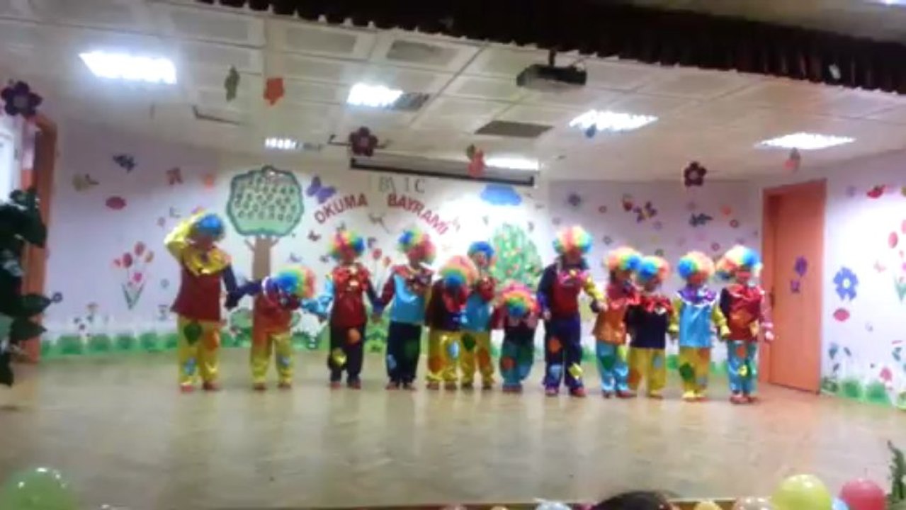 palyaçolar....güngören 75.yıl 1/b sınıfının yıl sonu gösterisi
