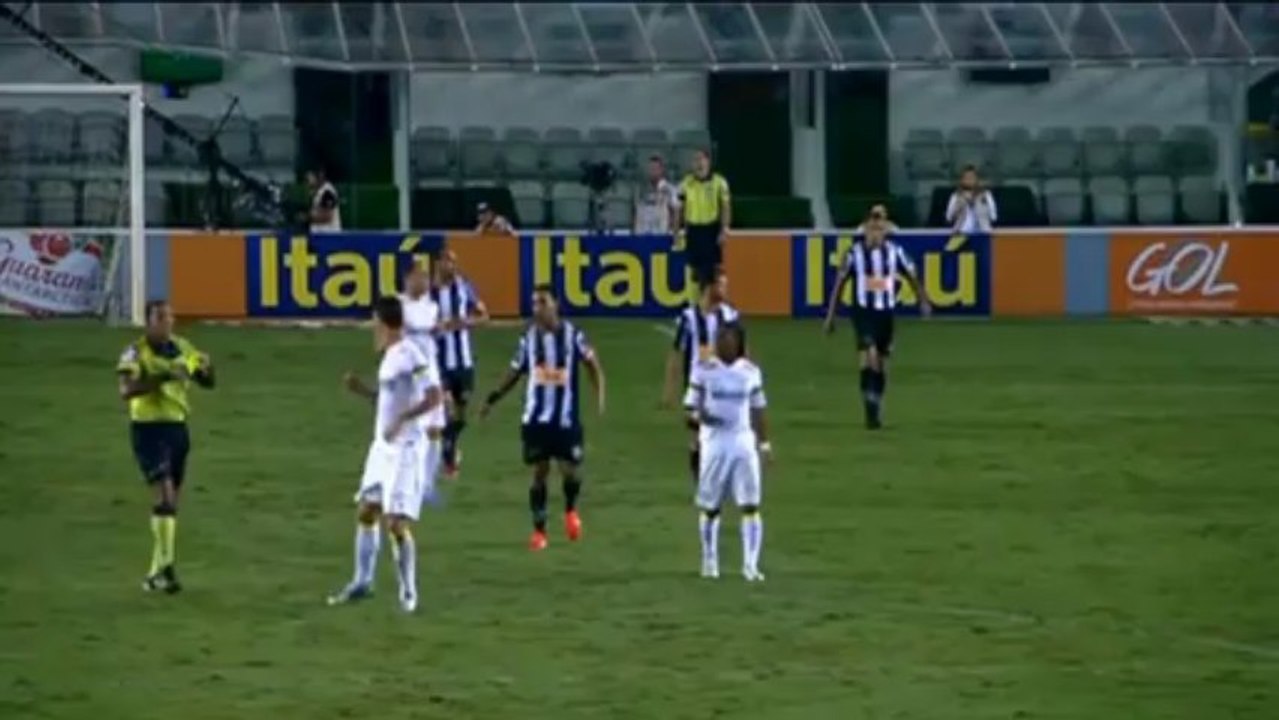 Brasileiro: Schuss-Attacke! Ronaldinho fast am Kopf getroffen