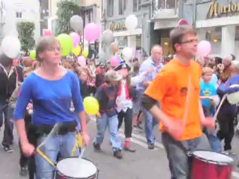 Armada de 2013 12 06. Défilé des marins rue Jeanne d'Arc. Rouen. Haute-Normandie..