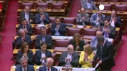 Decenas de miles de griegos protestan por el cierre de...