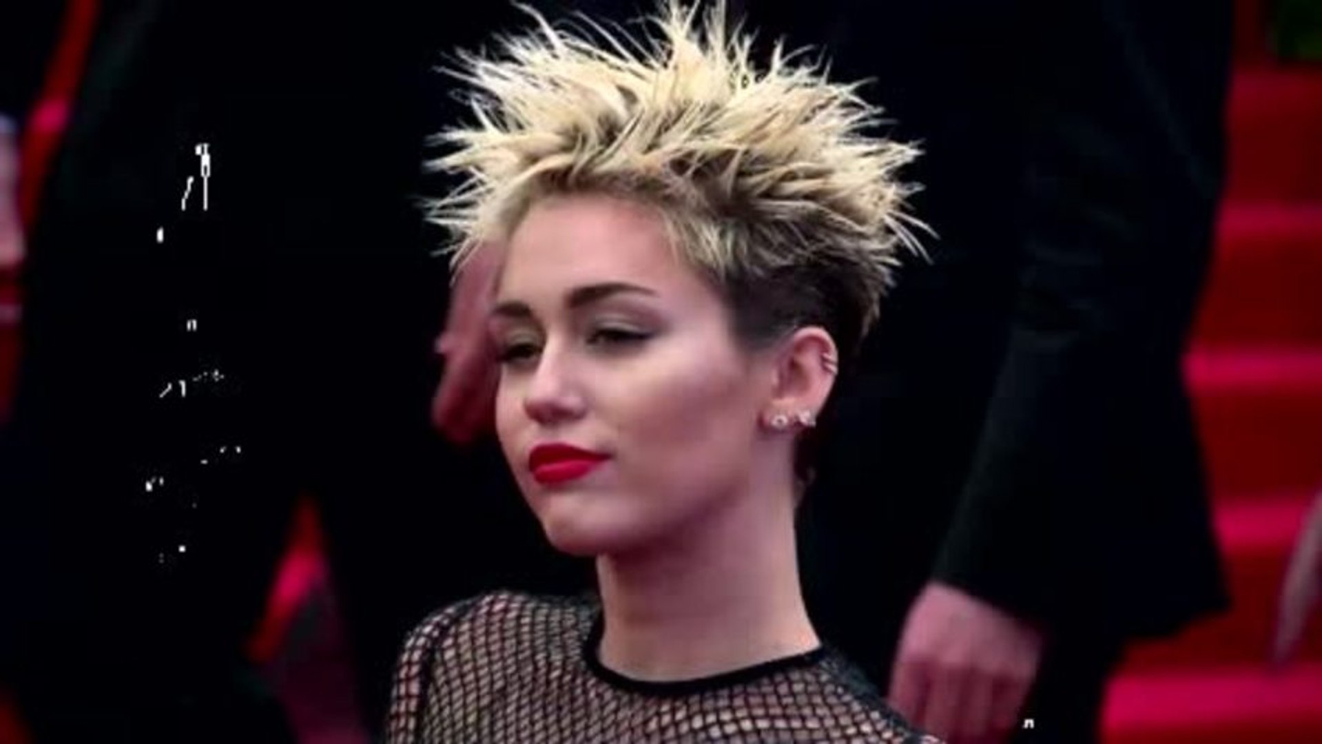 ⁣Miley Cyrus dit être très triste après l'attaque d'Amanda Bynes sur Twitter