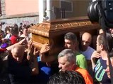 Ercolano (NA) - I funerali del fioraio suicida, contestato il sindaco -1- (13.06.13)