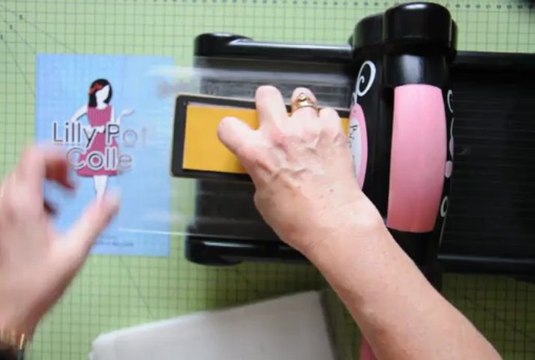 Utiliser les feuilles adhésives double face LILLY POT'COLLE