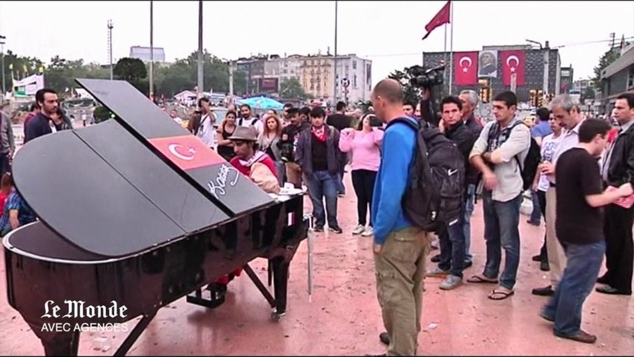Un pianiste allemand investit la place Taksim pour apaiser les tensions