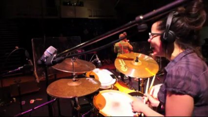 Melissa Laveaux balance au 105 (batterie) - le 6 juin 2013