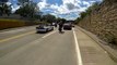 Un motard fait un wheeling et percute une voiture de police