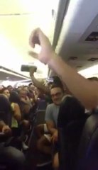 Video herunterladen: Des passagers bloqué dans avion chantent I Believe I can Fly