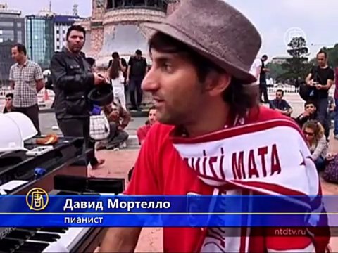Пианист сдерживает насилие на Таксим музыкой