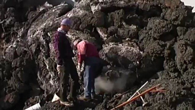 Il marche sur de la lave de volcan