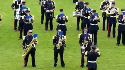 Evolutions de la Fanfare et du Bagad de la 9° BIMa à La Baule - YouTube [360p]