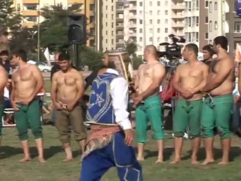 TALAS KARAKUCAK GÜREŞLERİNDE NEFESLER TUTULDU