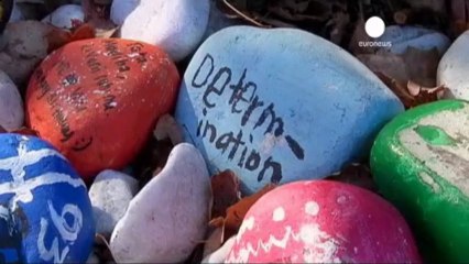 I bimbi del Sudafrica pregano e cantano per Mandela